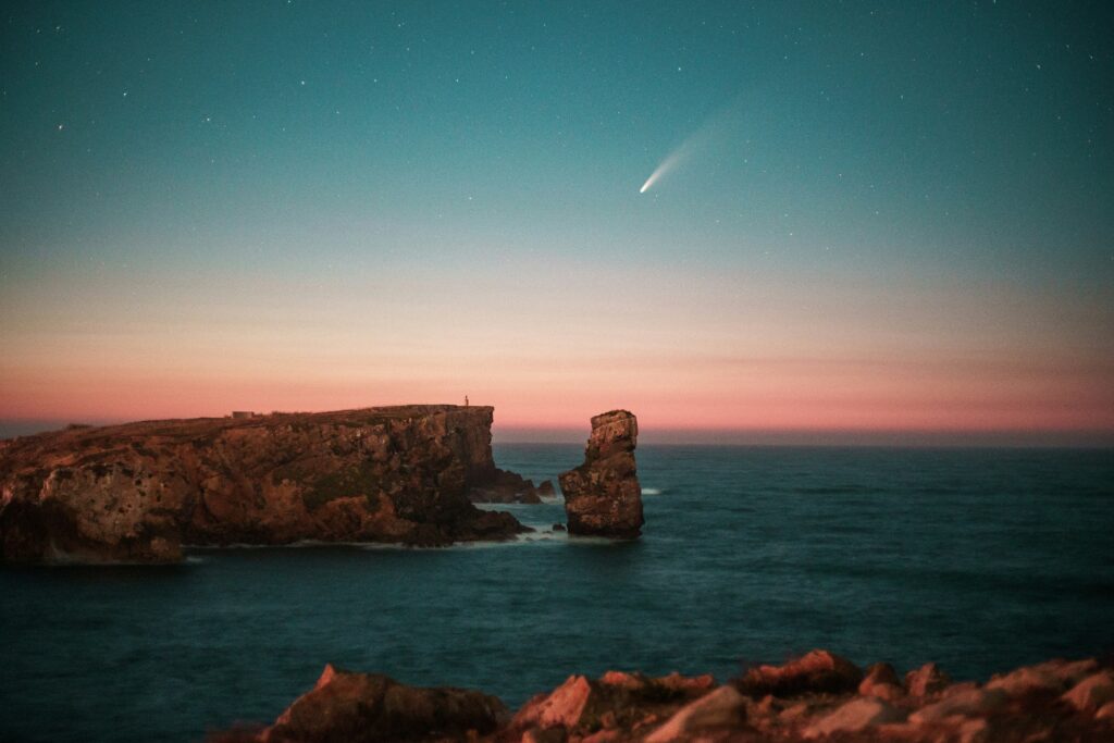 岬の奥に流れる彗星