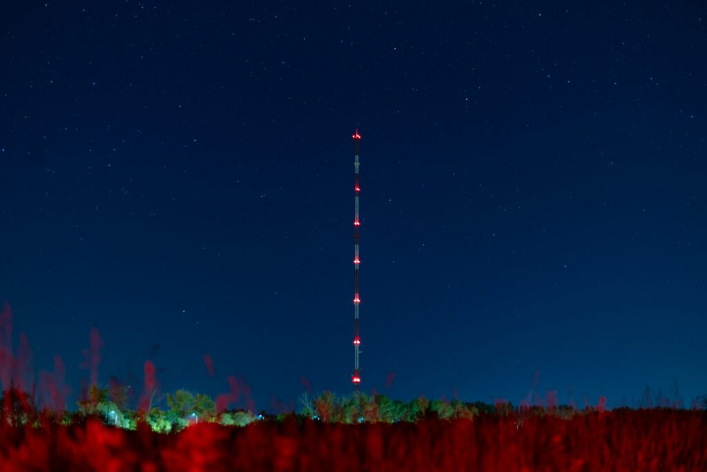 夜空と高いテレビ塔