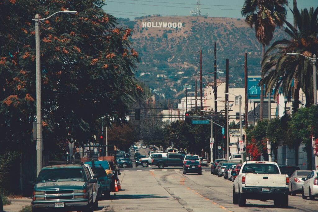 LAの道路から見えるハリウッドの看板