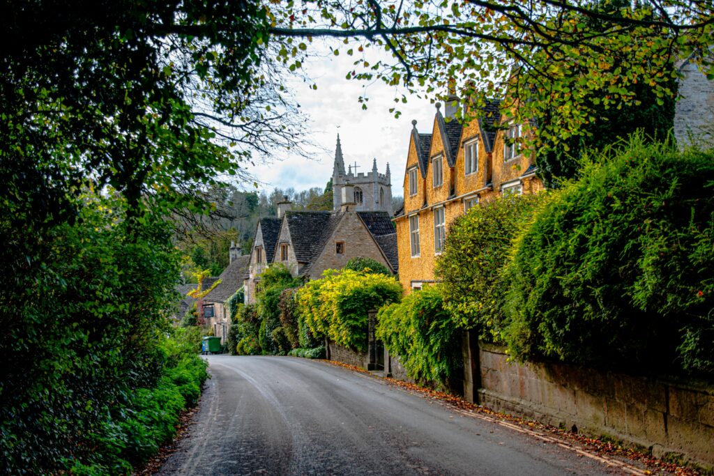 イギリスの田舎町の道