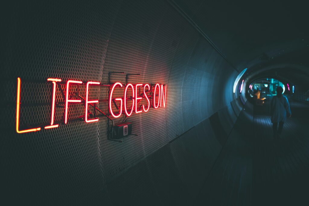 Life goes on のネオン