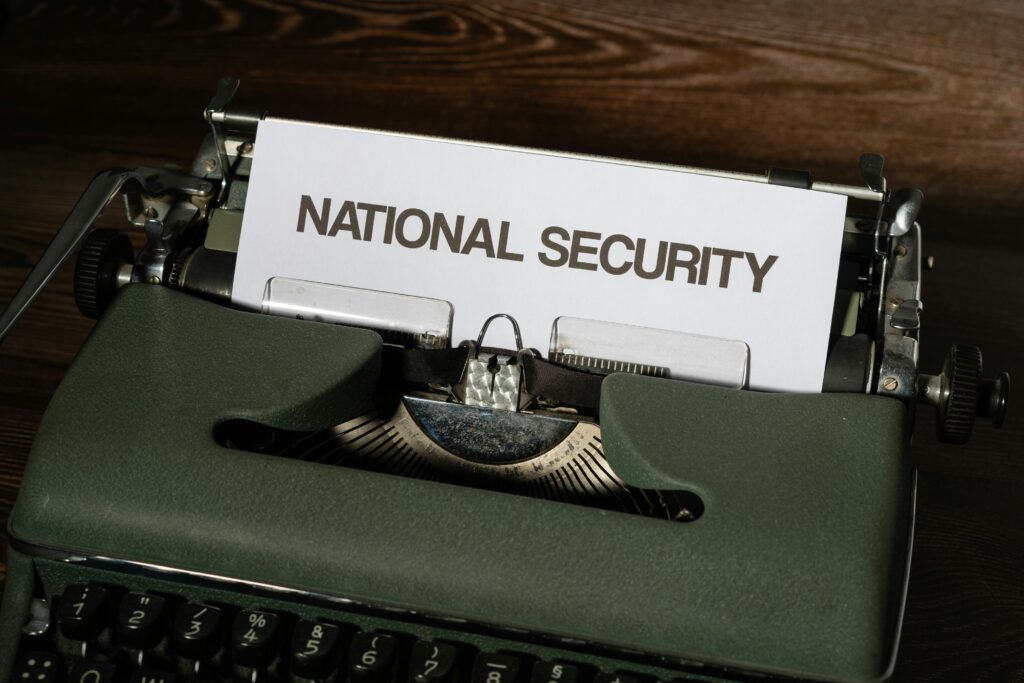 タイプライターに「NATIONAL SECURITY」