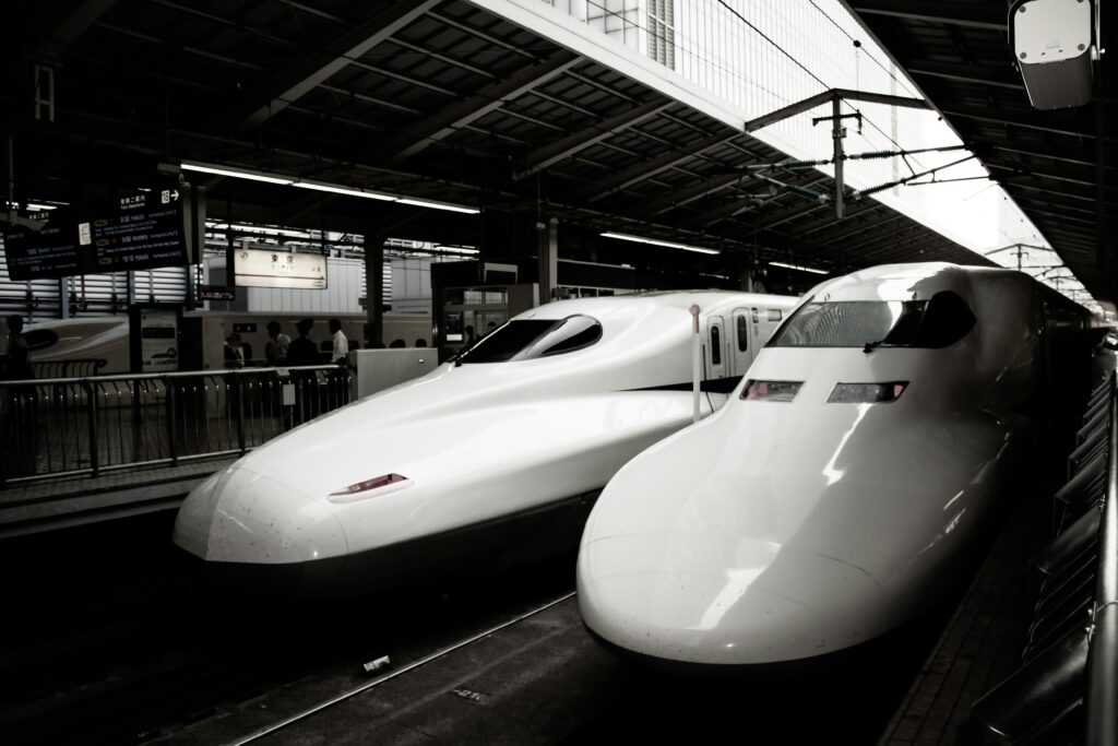 東京駅に停車する2台の新幹線