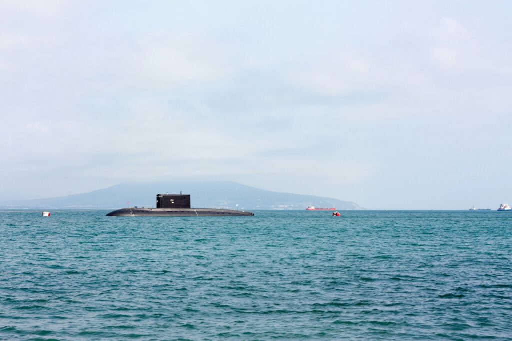 浮上している潜水艦