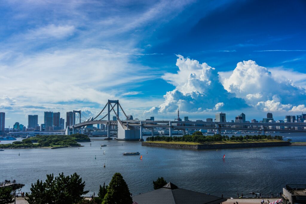 東京湾とレインボーブリッジ