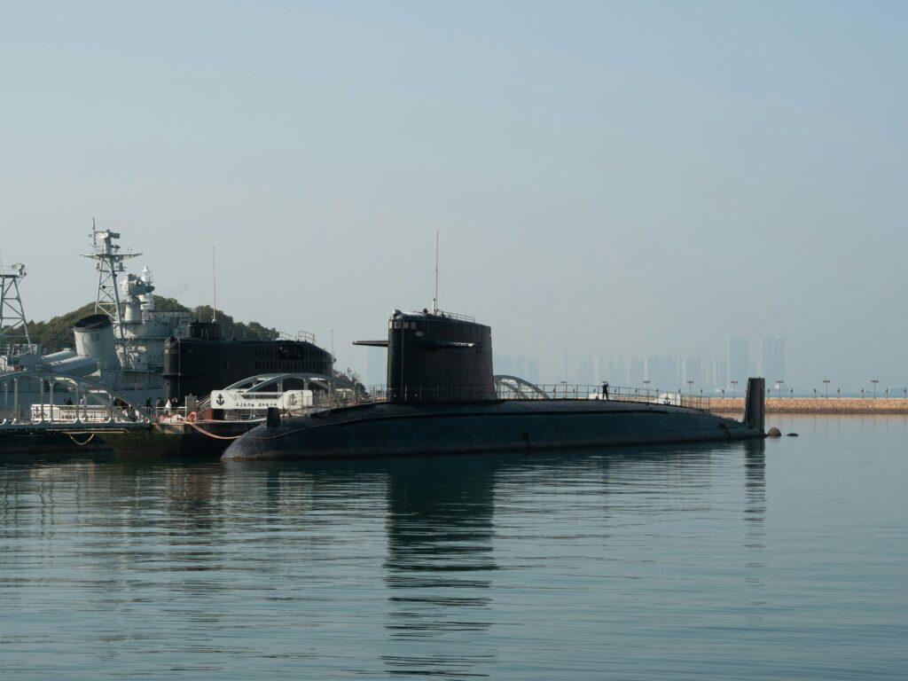停泊する潜水艦