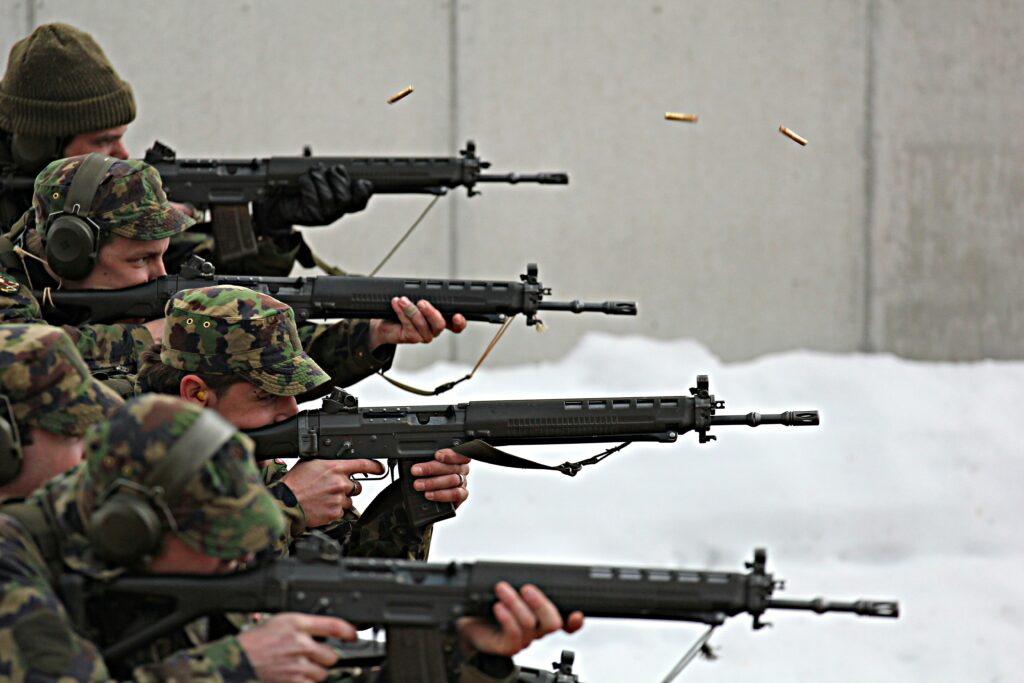 射撃をしている兵士たち