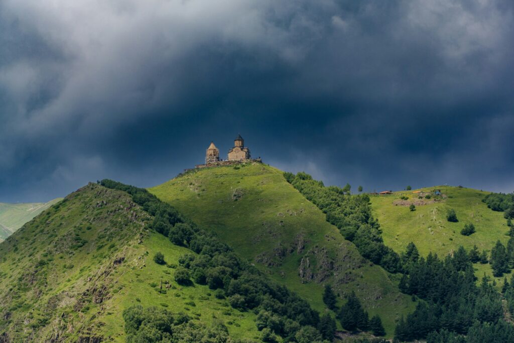 山の上にある古い建物
