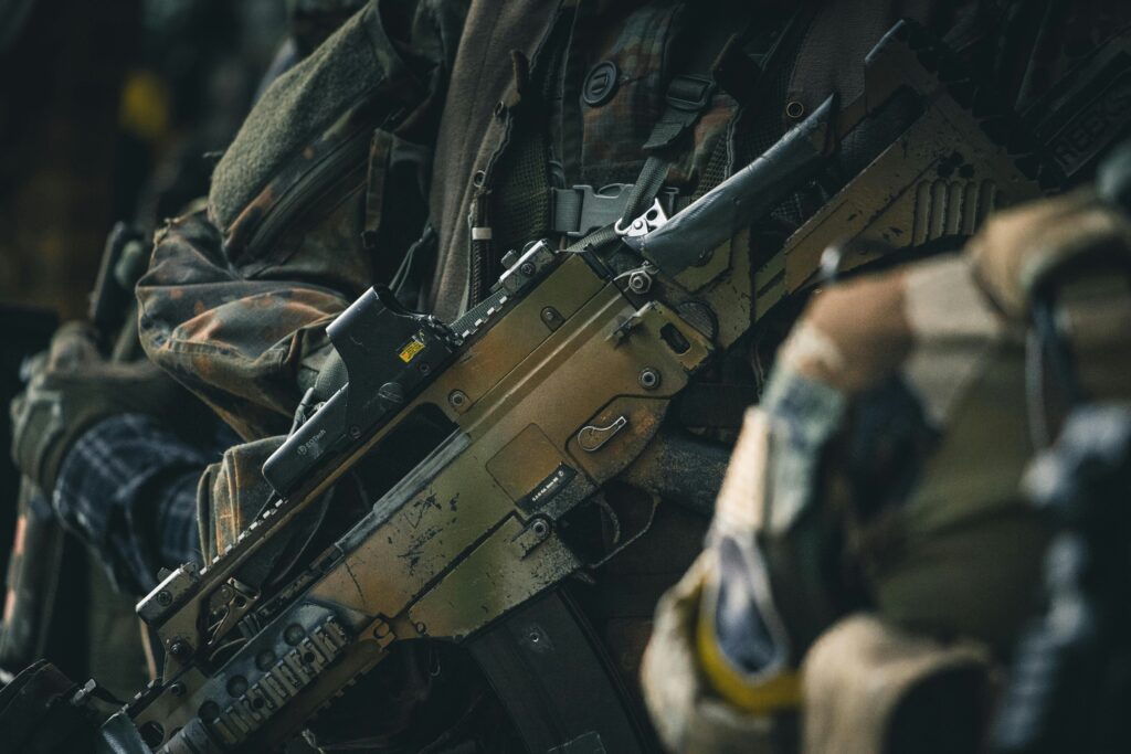 迷彩柄のアサルトライフルを抱える兵士