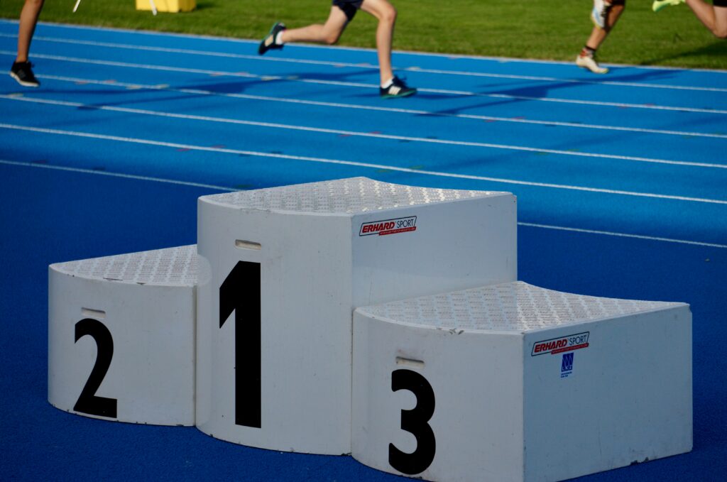 陸上トラックにある表彰台