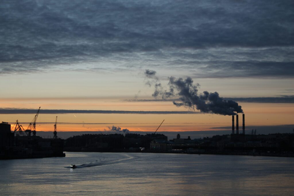 川から見た工場地帯