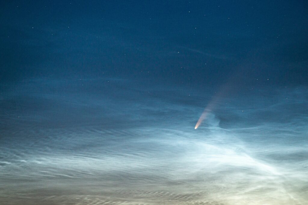 夜空に流れ落ちる彗星