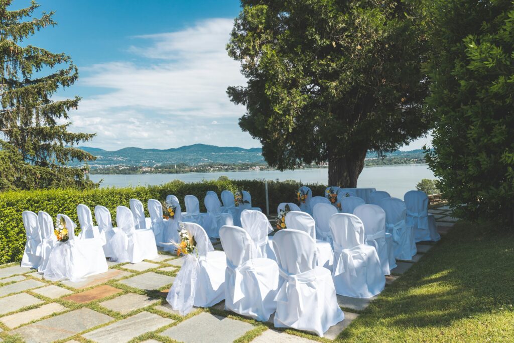 結婚式のために湖の辺りに並べられた椅子